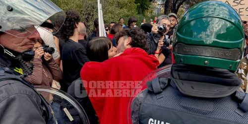 bacio_protesta_cosenza