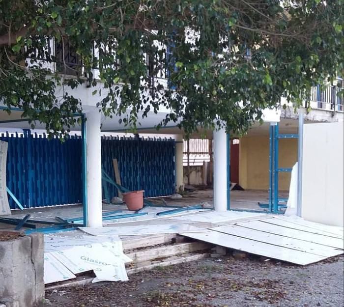 Raid vandalico notturno, devastato il Lido comunale di Reggio