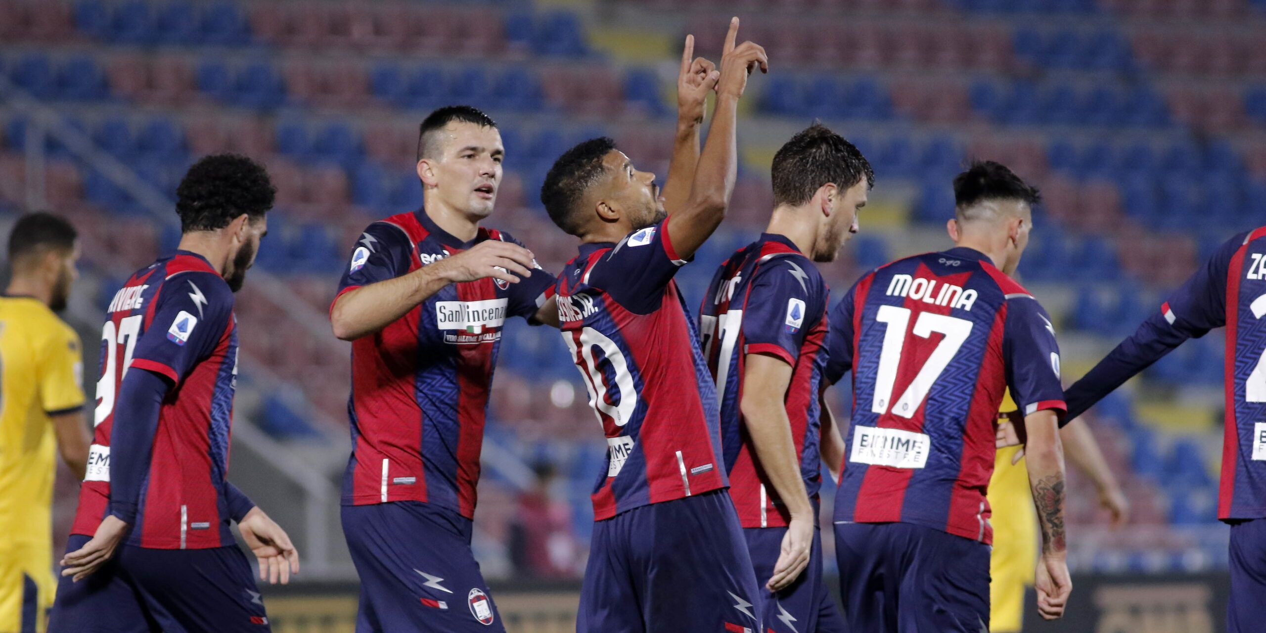 Il “paracadute” e le cessioni dei big. Il Crotone incassa, in attesa dei primi colpi di mercato