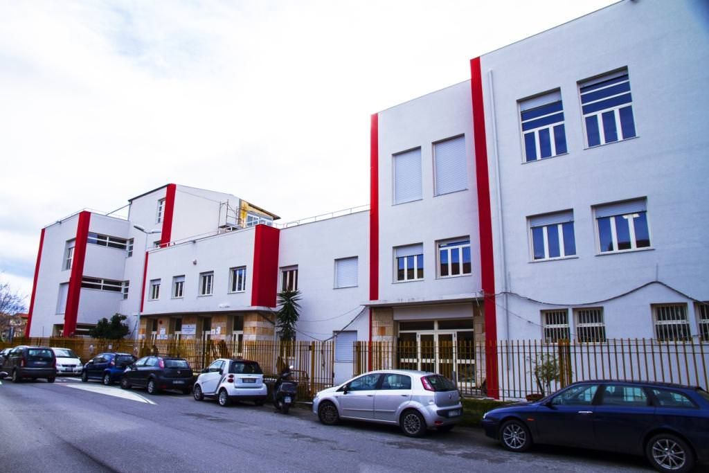 Telecamere nei bagni della scuola a Vibo, indagini su un 57enne