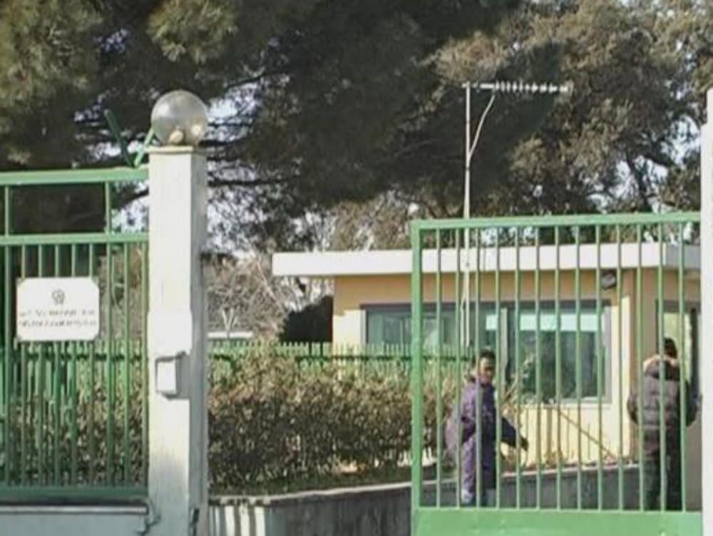 Applausi e proteste per il ministro