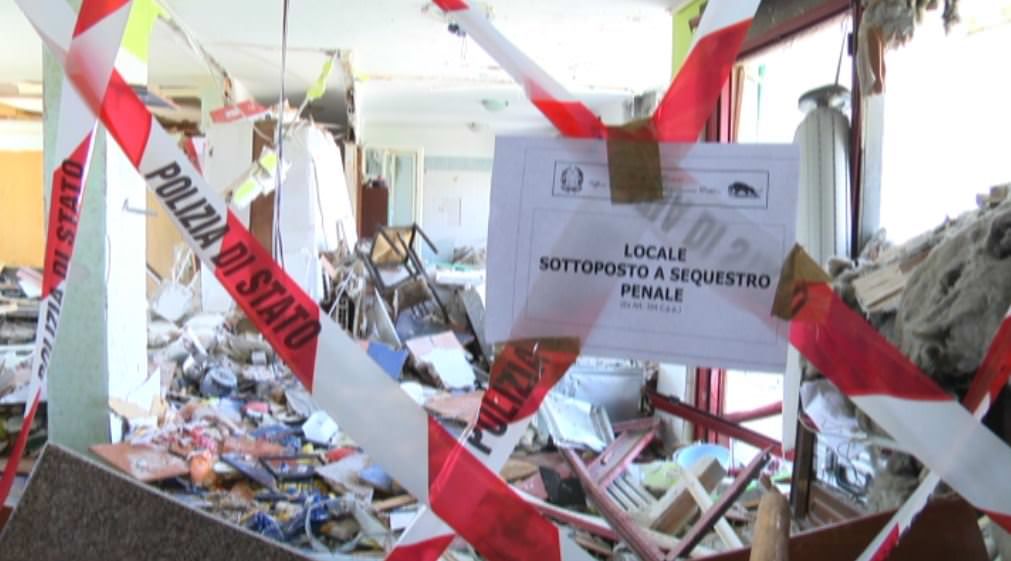 Appartamento sventrato a Crotone, si cercano tracce di esplosivo – FOTO