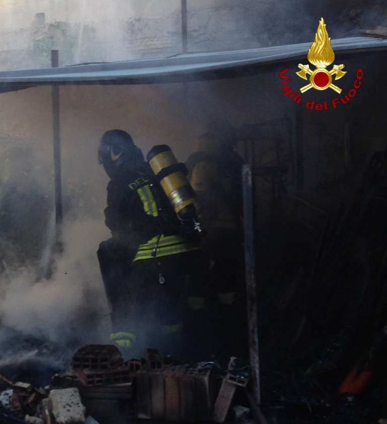 Magazzino in fiamme nel Catanzarese