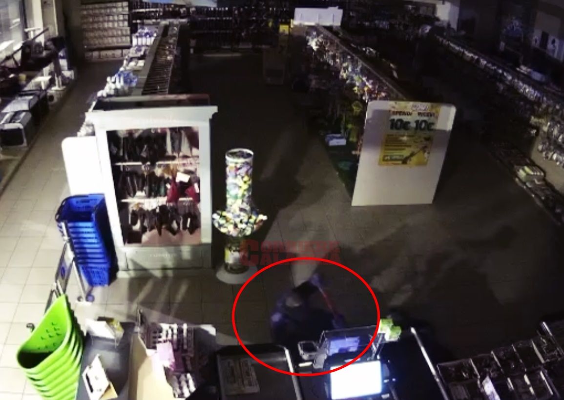 A volto coperto per estrarre le casse automatiche: ecco come agisce la banda a Lamezia – VIDEO