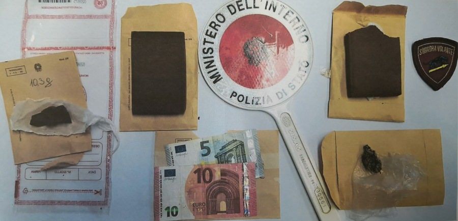Spacciava hashish vicino al municipio di Vibo, arrestato un 18enne