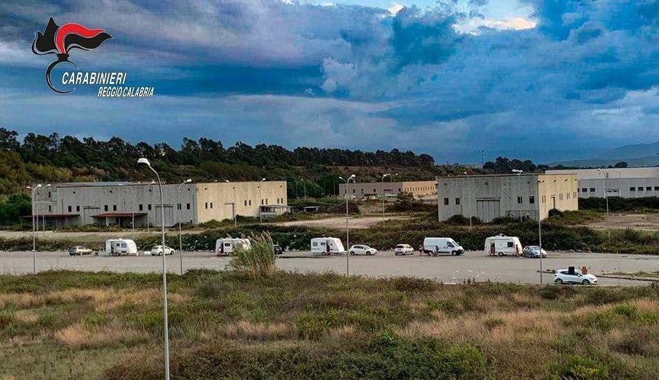 San Ferdinando, occupano abusivamente un'area con camper e roulotte: identificati 22 nomadi