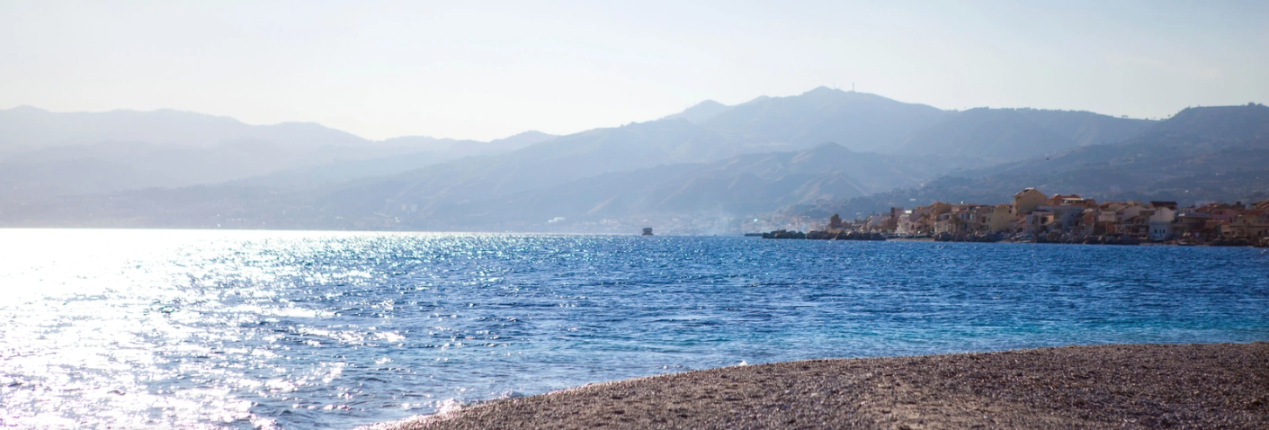 Reggio, spiagge occupate, la Guardia Costiera ne libera 20mila metri quadri