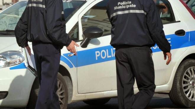 Calci e sportellate per una multa, tre vigili in ospedale