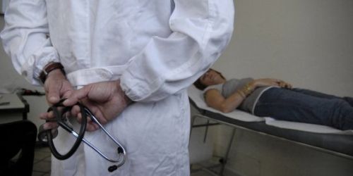 Il collettivo femminile Gynestraa ha raccolto denunce anonime su un medico della zona. «Allunga le mani e fa continue allusioni sessuali»