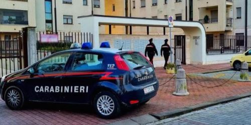Accoltella genitori in casa nel Milanese, fermato figlio