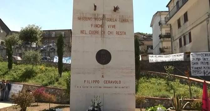 Danneggiato il monumento a Filippo Ceravolo