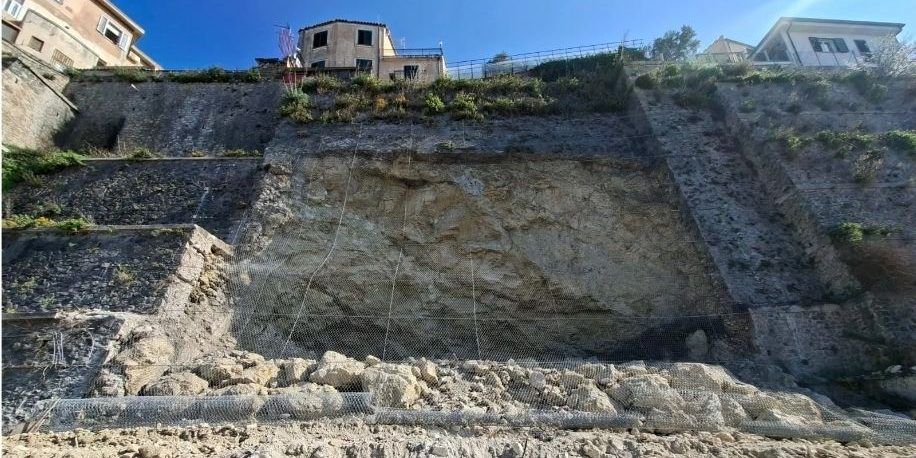 «Costone roccioso instabile e stato di pericolo imminente». La frana che preoccupa un intero quartiere di Catanzaro