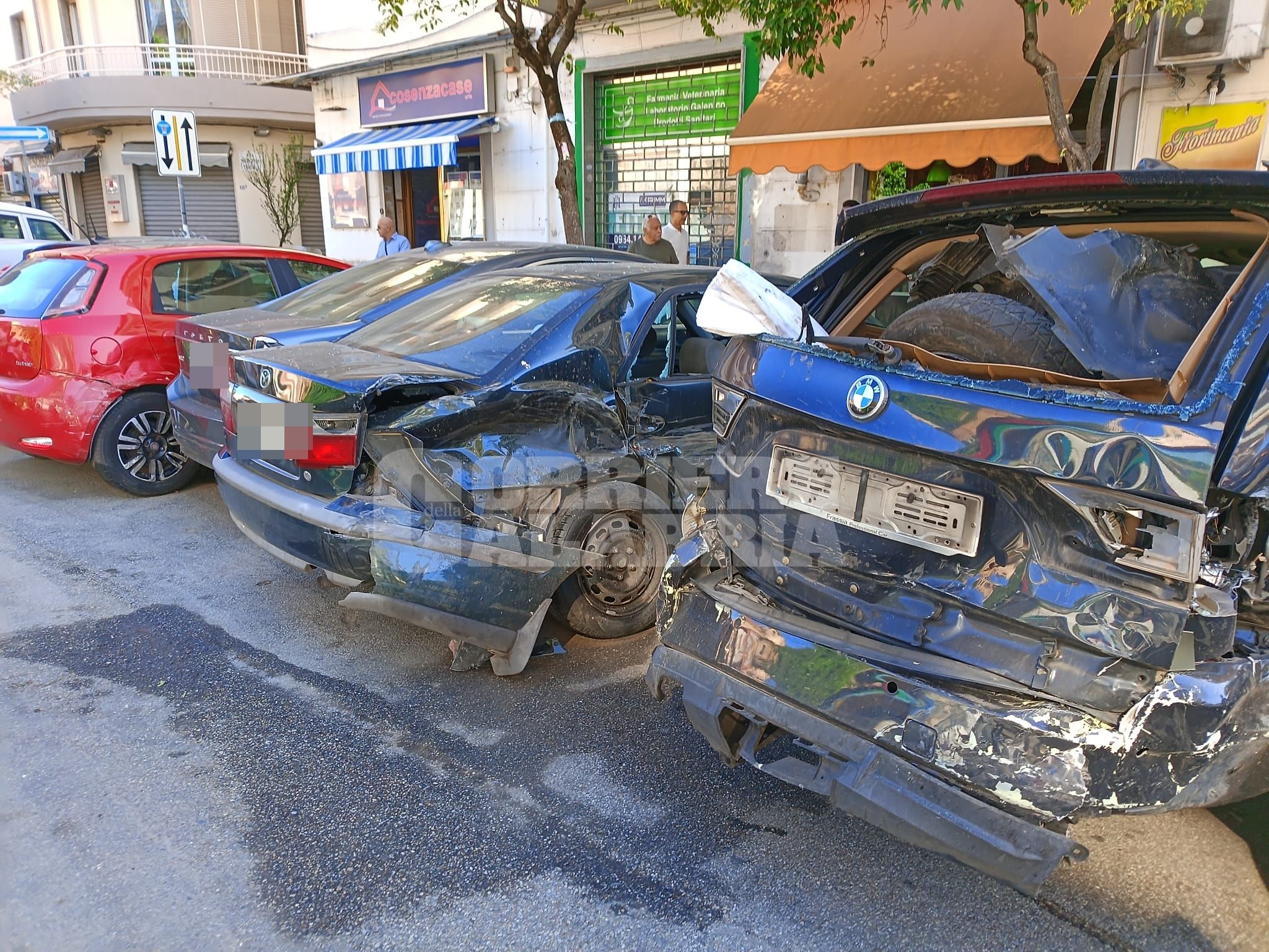 Cosenza, violento impatto nel cuore della notte: danneggiate sei auto in sosta – FOTO
