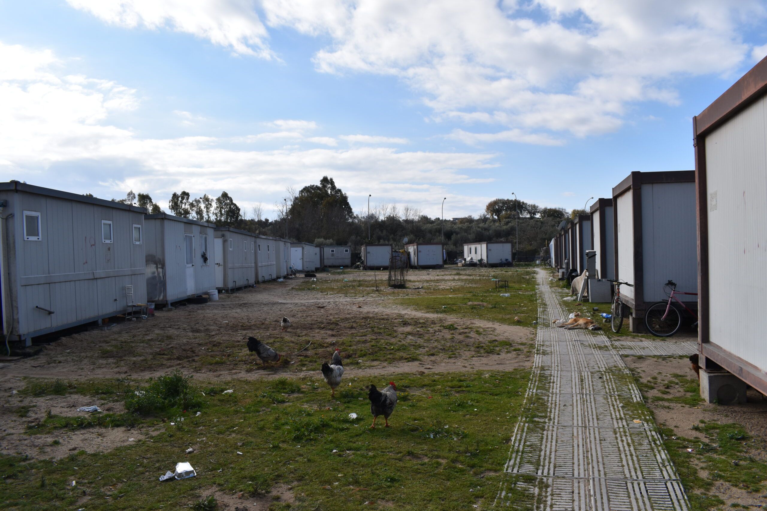 Migranti, sgomberato il campo containers di Rosarno. Nasce il “Villaggio della solidarietà”