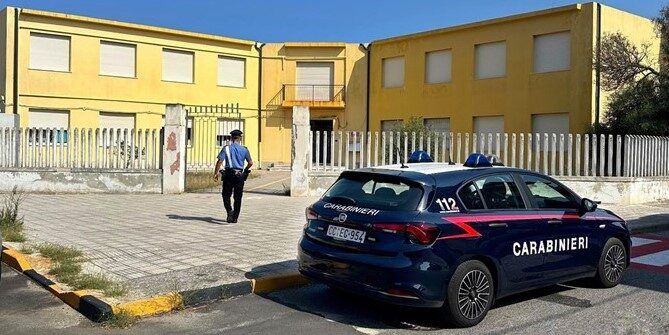 Aule devastate e numerosi oggetti rubati in una scuola del Reggino, denunciati 4 minori