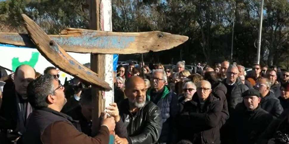 Naufragio di Cutro, oltre mille persone per la Via Crucis. Il vescovo: «Basta morti in mare»