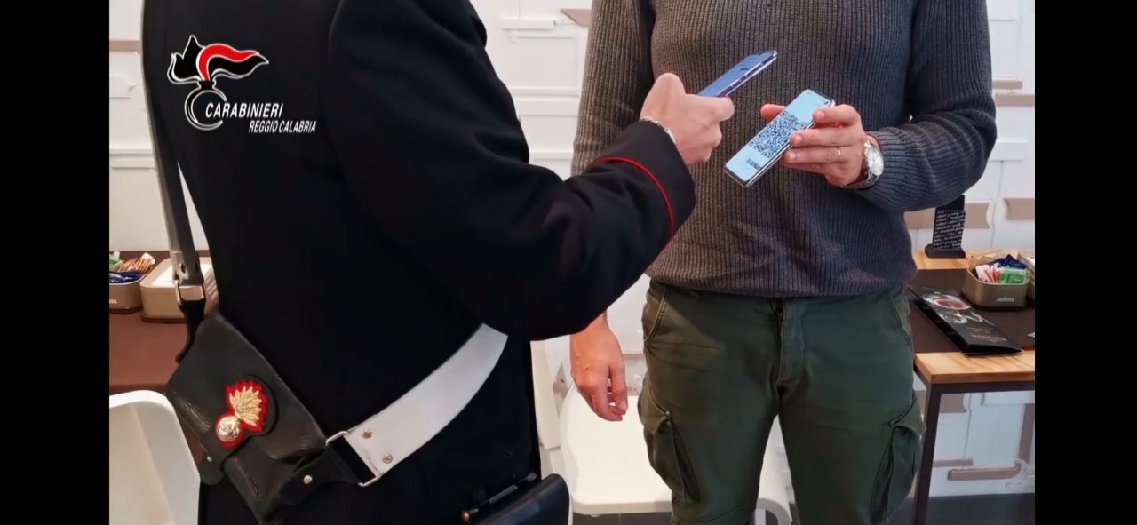 Gioia Tauro, stretta su movida e green pass: giovane arrestato – VIDEO