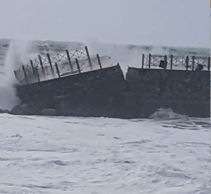 Spezzato in due dalle mareggiate il molo di Pizzo – VIDEO  E FOTO