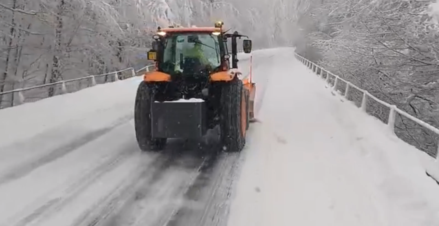 Maltempo in Calabria: neve su SS 107 e SS 108 Bis, mareggiate e caduta massi sul Tirreno – VIDEO