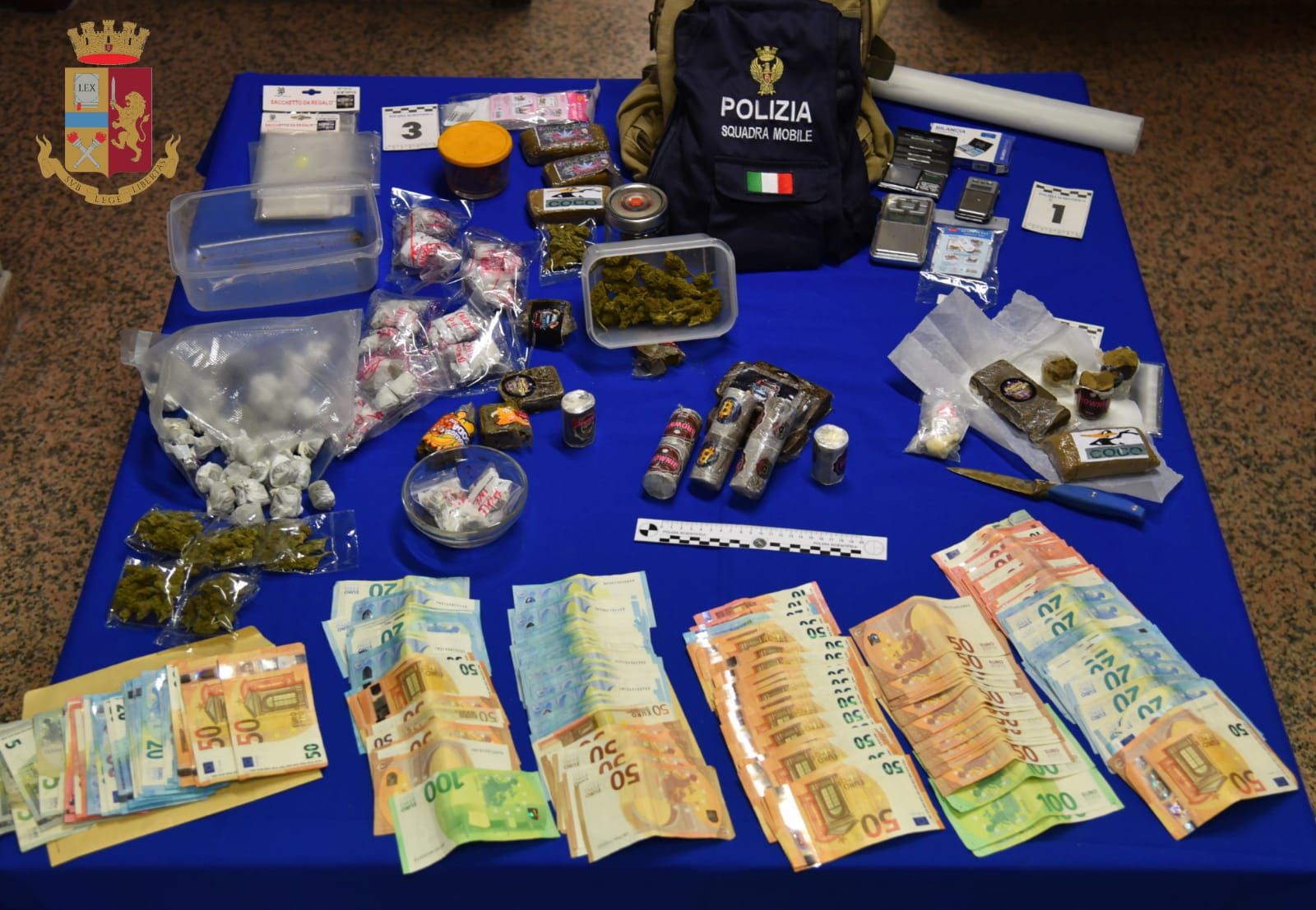 Blitz antidroga a Cosenza, la polizia sequestra hashish e marijuana