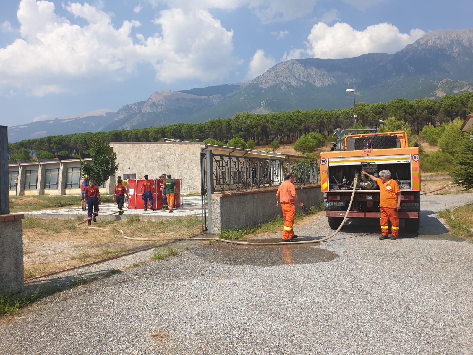 Incendio nella notte a Castrovillari, intervento risolutivo di Calabria Verde