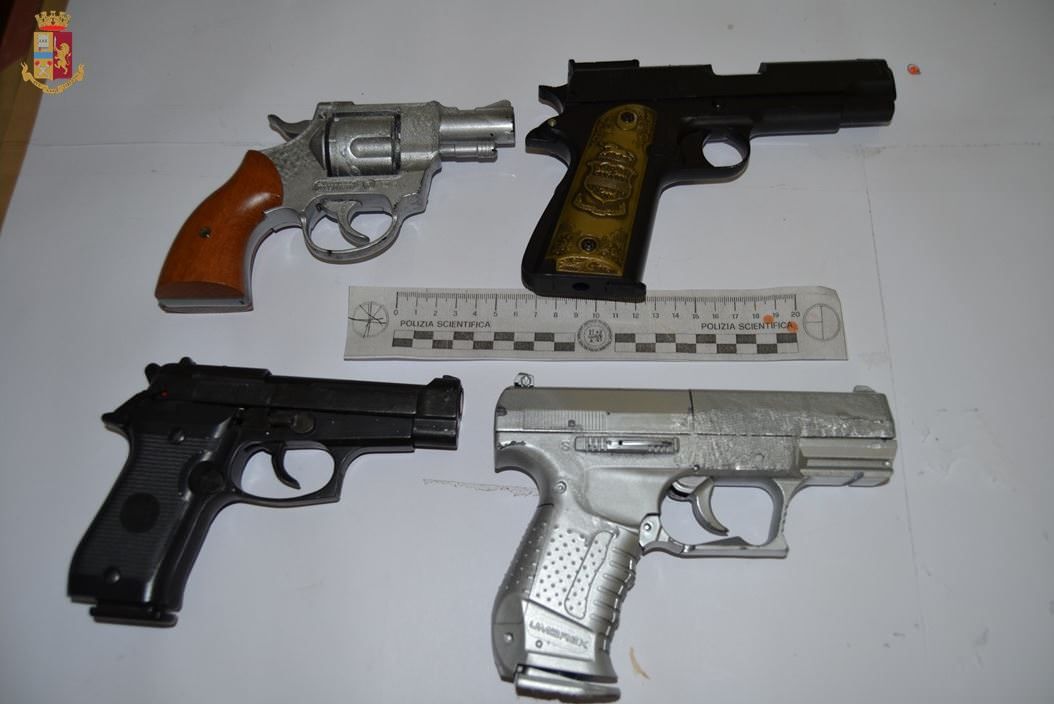 Irruzione nel ristorante con pistole a salve, indagati 4 ventenni a Vibo