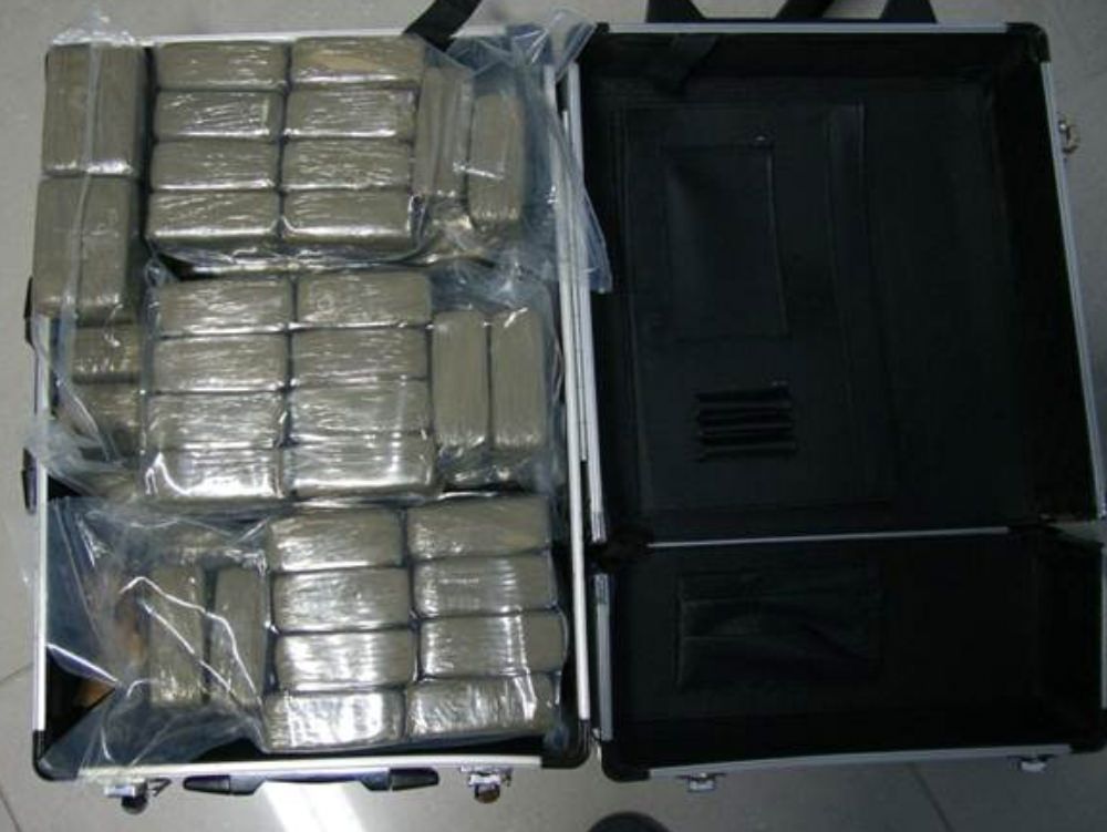 Con 128 panetti di hashish in valigia