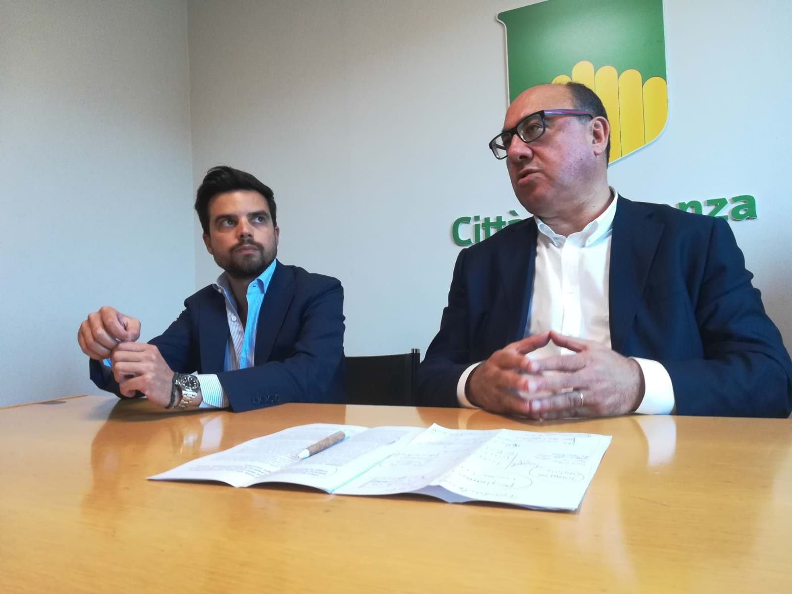 Cosenza, al via il piano contro Occhiuto: «Diserteremo il Consiglio»