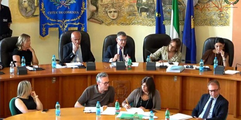 Cosenza, il Consiglio comunale blinda la maggioranza: approvato con 20 voti l’assestamento di bilancio