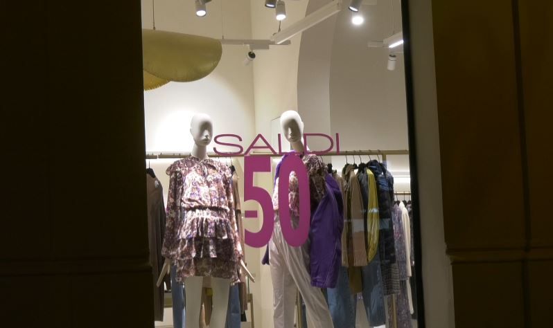 «Aumenti fino a 800 euro, ma resistiamo». Il caro bollette si abbatte sui commercianti – VIDEO