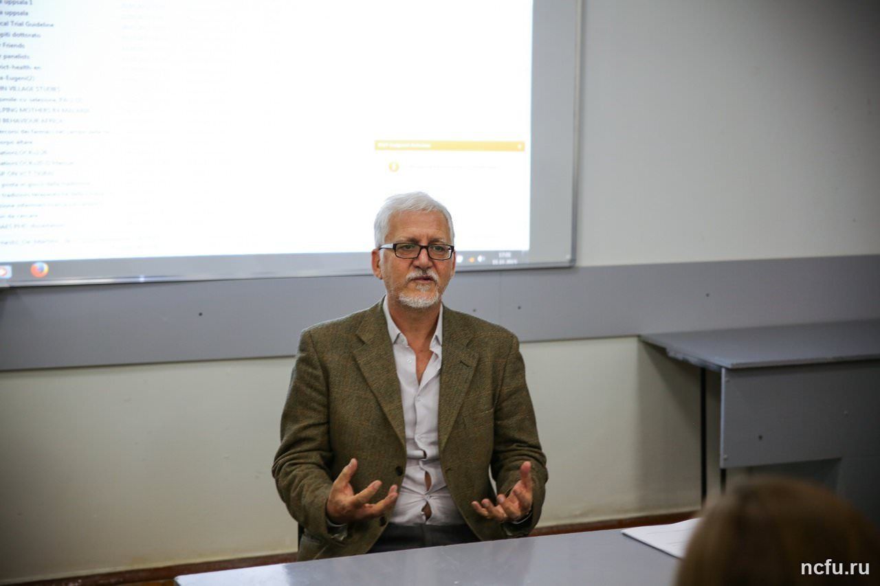 Il docente calabrese «censurato» in Rai per la maglietta pro Ong