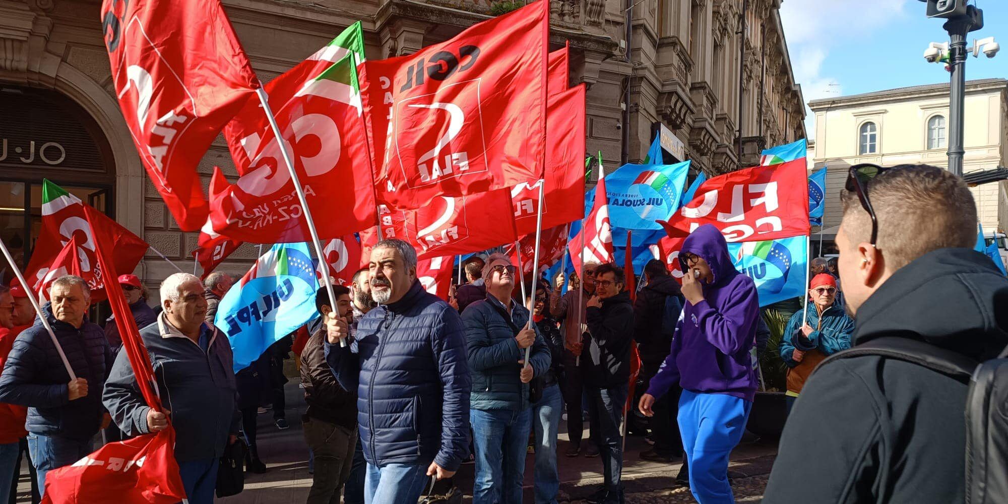 Cgil e Uil in piazza contro il governo Meloni: «In Calabria situazione grave» – FOTO