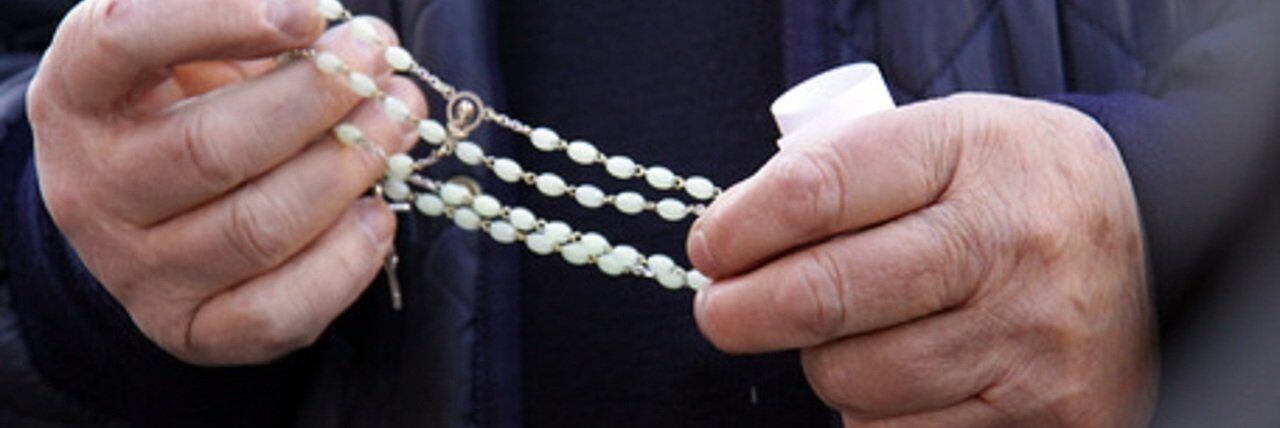 Obolo troppo basso per il funerale, il prete aggredisce il fedele