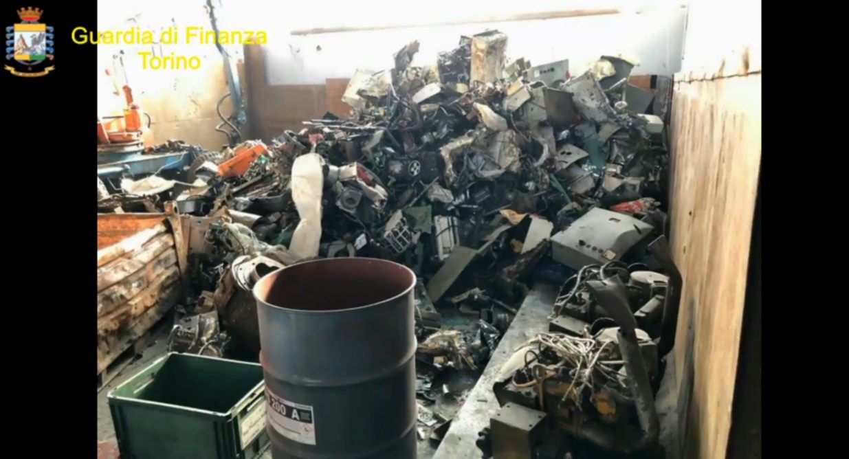 Fatture per operazioni inesistenti per quasi 18 milioni. Arresti e sequestri a Torino e Lamezia – VIDEO