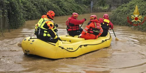 Maltempo, uomo salvato in elicottero dai vigili del fuoco a Mirto Crosia - FOTO
