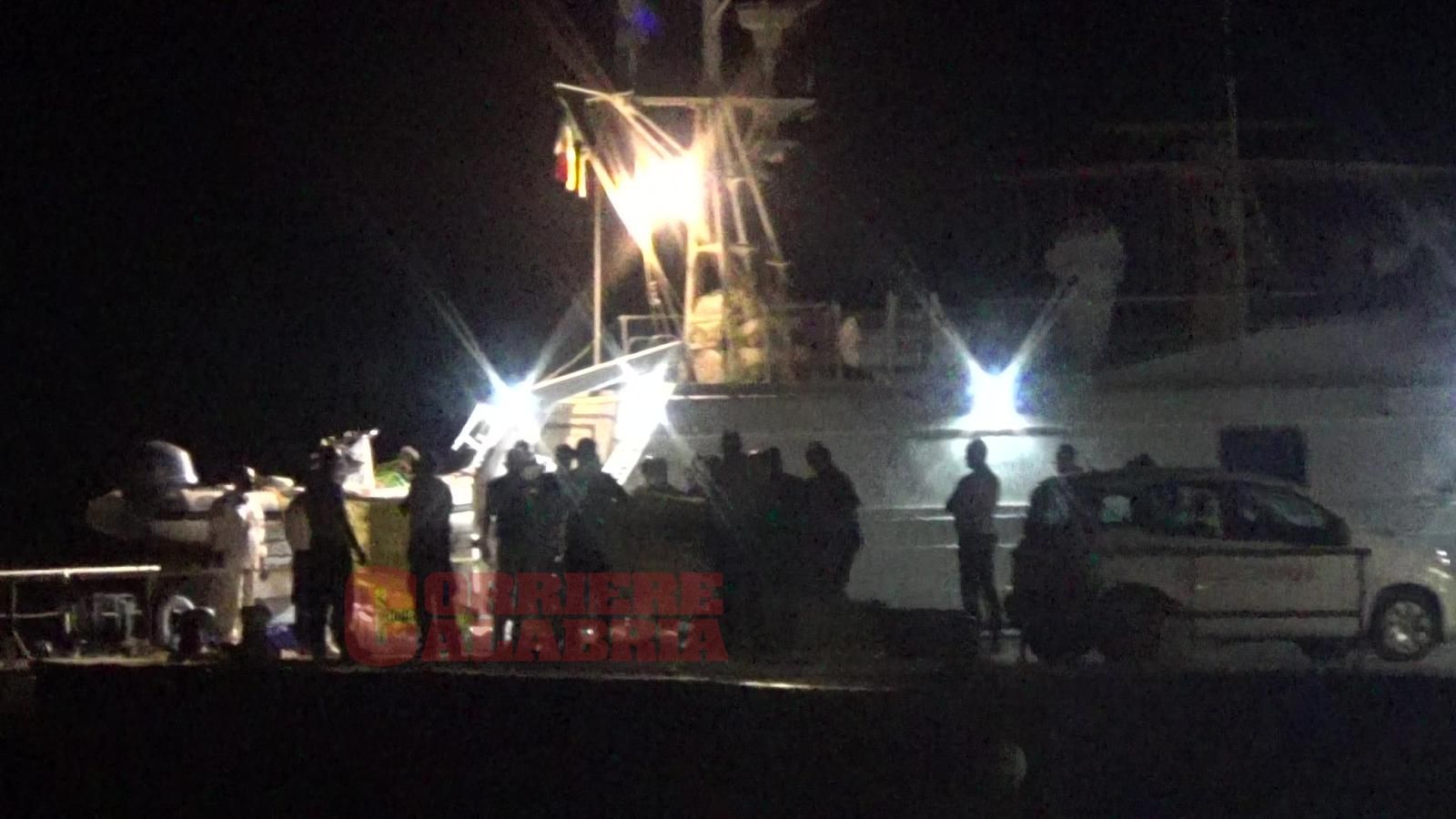 Arrivati al porto di Roccella i corpi di tre migranti morti nel naufragio – VIDEO