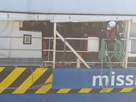 Sbarcati a Gioia Tauro i 27 migranti a bordo della Rise Above