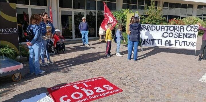 Si Cobas scende in piazza a Cosenza per manifestare contro la gestione della sanità pubblica calabrese