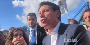 Conte a Pizzo sfida Meloni: «Venite qui, i cittadini sono disperati. Non servono decreti sicurezza» – VIDEO