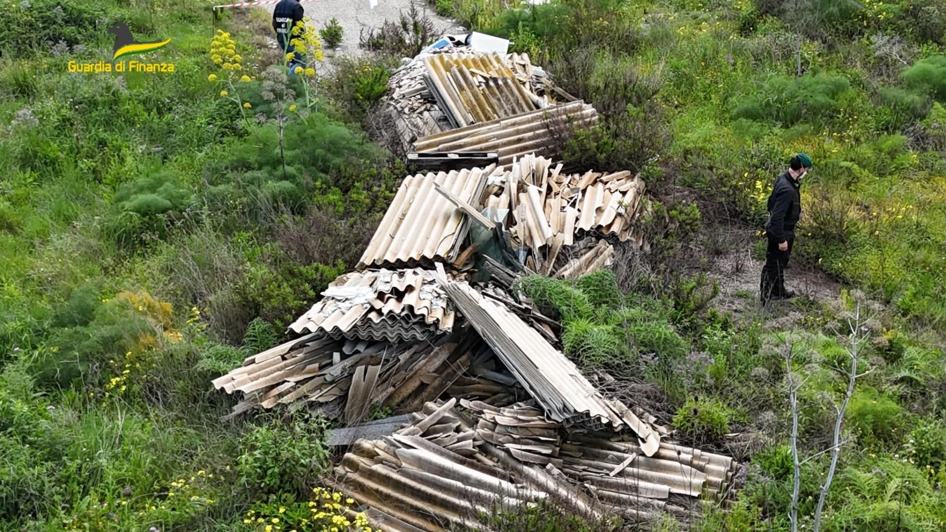 Crotone, sequestrata una discarica abusiva con oltre 6 tonnellate di amianto – FOTO E VIDEO