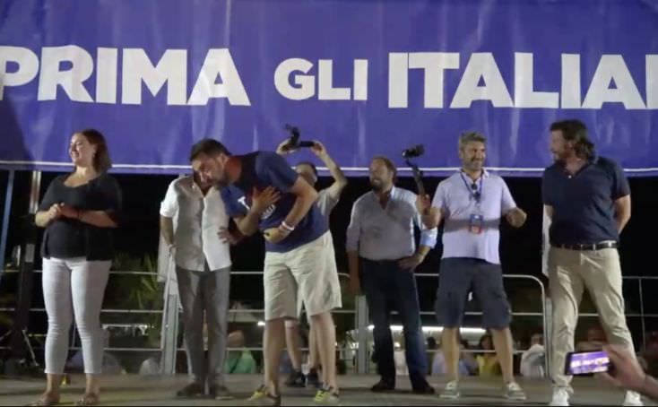 Salvini chiede “aiuto”: «Mandiamo via a calci chi ha distrutto la Calabria» – VIDEO
