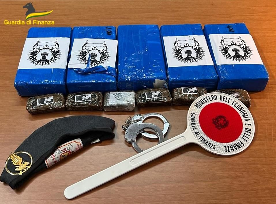 Cosenza, in auto con oltre 5 chili di cocaina: un arresto