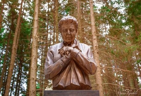 Un busto in bronzo e una piazza per “Mamma Natuzza” nella Sila catanzarese