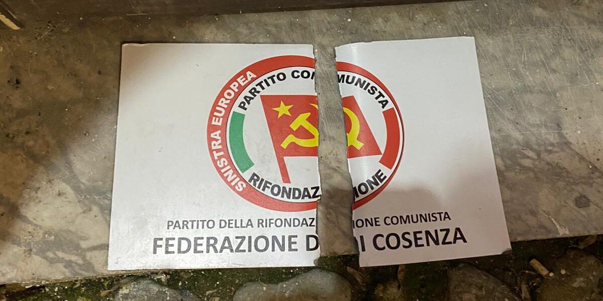 Atto vandalico a Cosenza, divelta e spezzata la targa della sede di Rifondazione Comunista