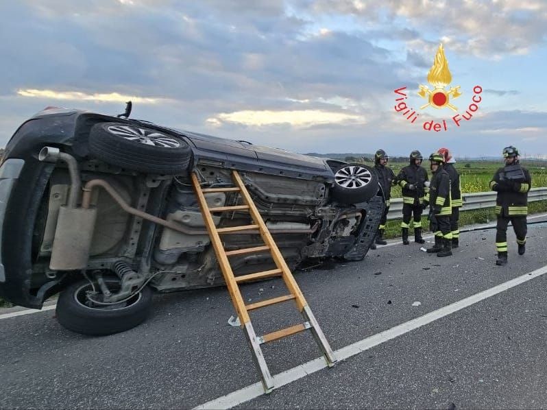 Incidente coinvolge due auto sulla Strada statale 106 nel Crotonese, tre feriti