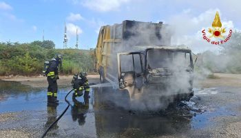Joppolo, incendio al Monte Poro: in fiamme un autocompattatore vicino al palazzetto