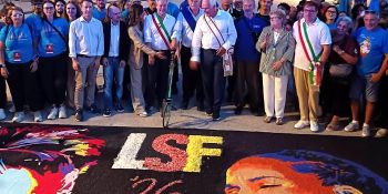 Taurianova nel Guinness: l’Infiorata firma il record mondiale di Lucca