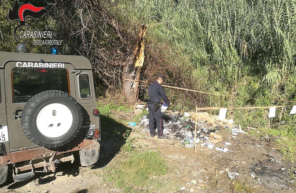 Bruciavano rifiuti speciali a Cosenza, denunciate due persone