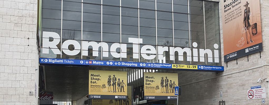 Cortei, giovani davanti alla stazione Termini a Roma
