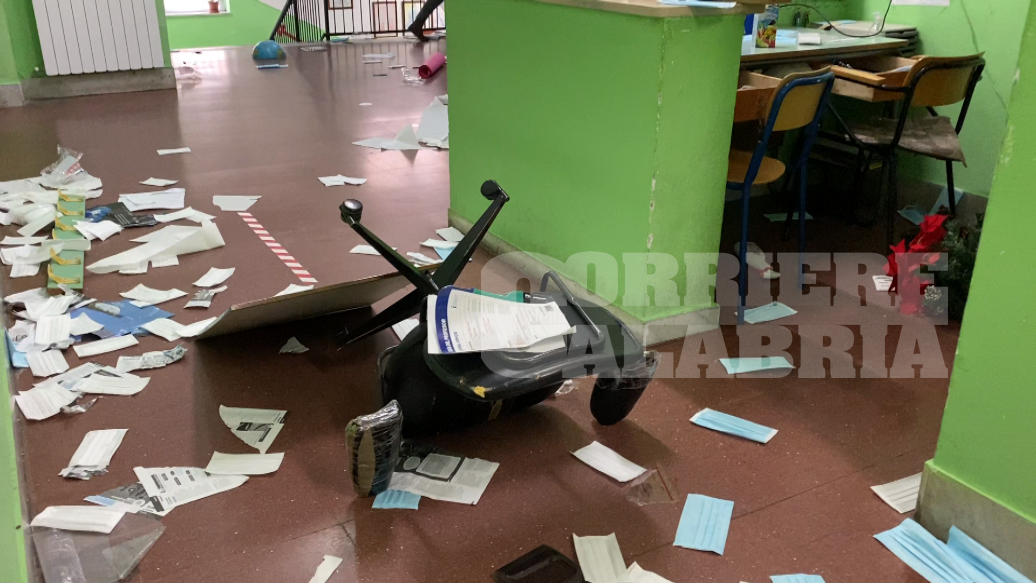 Catanzaro, vandali mettono a soqquadro due scuole – FOTO E VIDEO